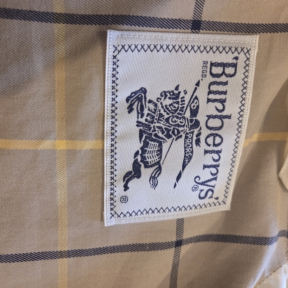 Burberrys Men's Classic Beige Trench Coat - Picture 7 of 12